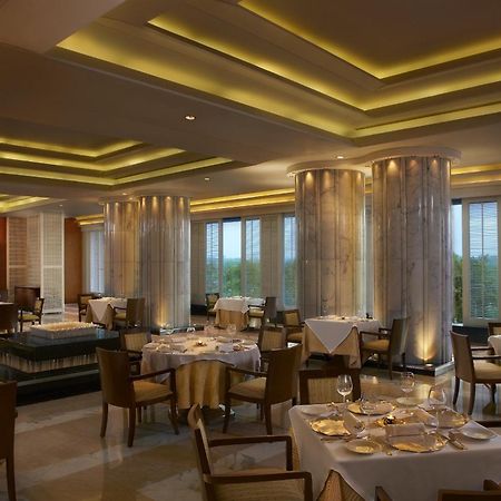 فندق وريزدنس ذا ليلا أمبيانس جوروجرام غورغاون المظهر الداخلي الصورة The restaurant