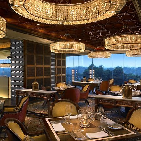 فندق وريزدنس ذا ليلا أمبيانس جوروجرام غورغاون المطعم الصورة The interior of the restaurant