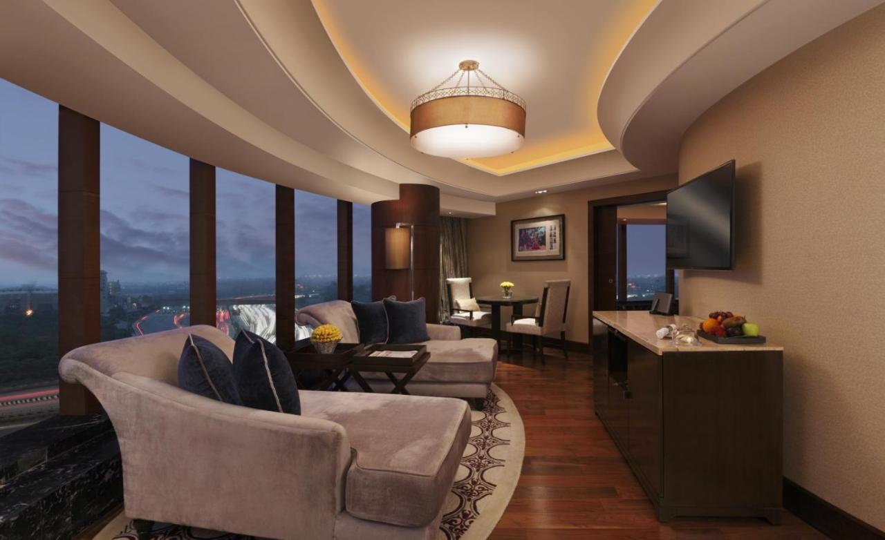فندق وريزدنس ذا ليلا أمبيانس جوروجرام غورغاون المظهر الخارجي الصورة A suite at the hotel