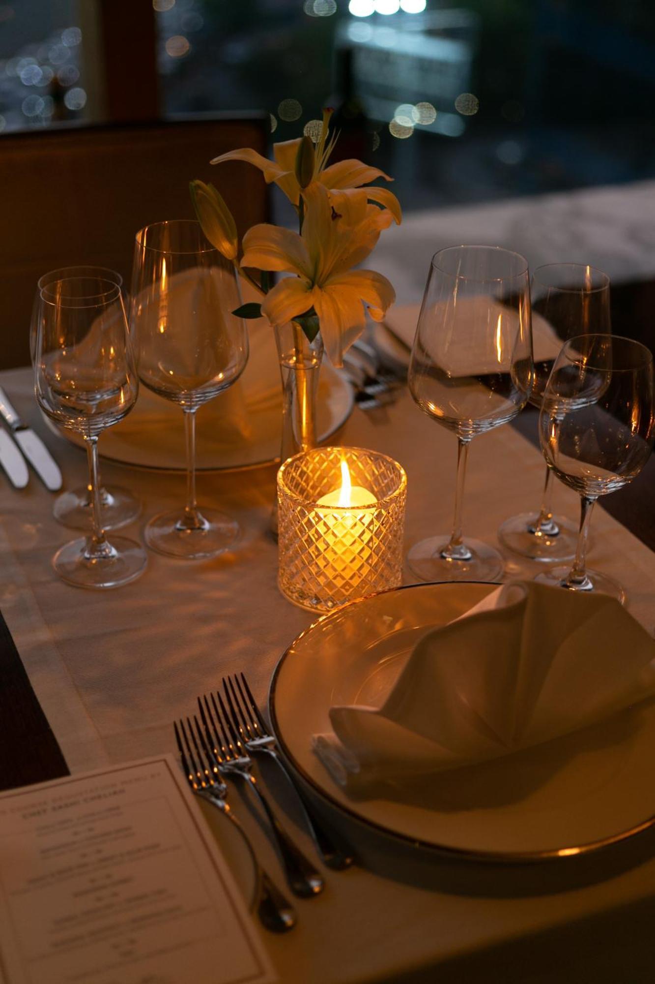 فندق وريزدنس ذا ليلا أمبيانس جوروجرام غورغاون المظهر الخارجي الصورة A candle on a dinner table