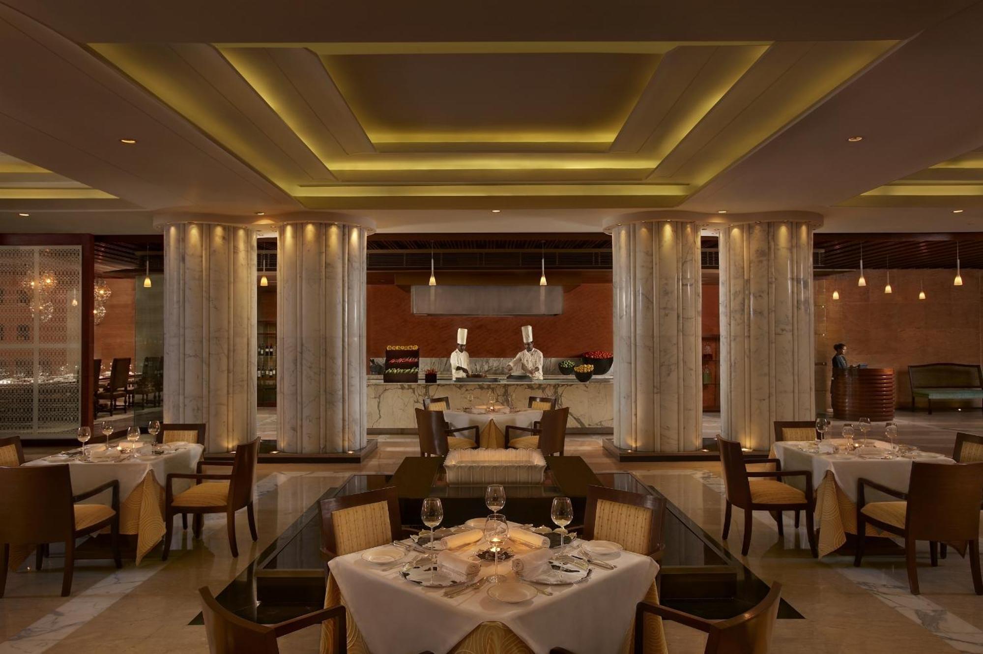 فندق وريزدنس ذا ليلا أمبيانس جوروجرام غورغاون المطعم الصورة The restaurant