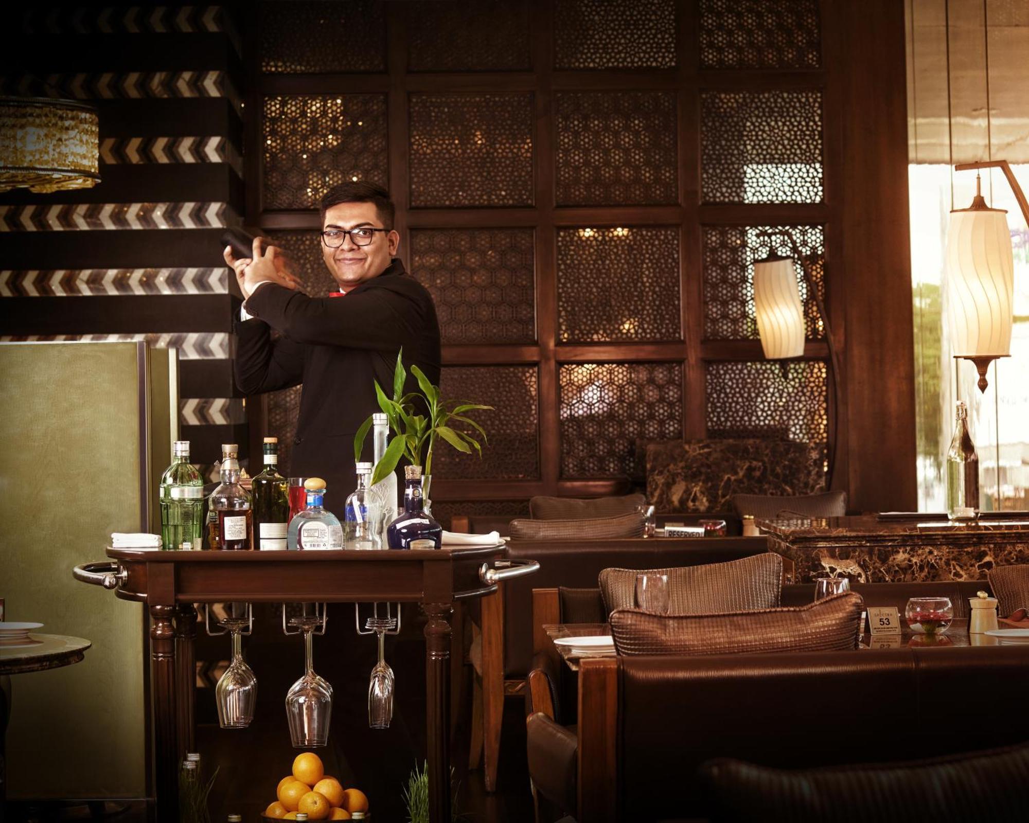 فندق وريزدنس ذا ليلا أمبيانس جوروجرام غورغاون المظهر الخارجي الصورة A bartender at work