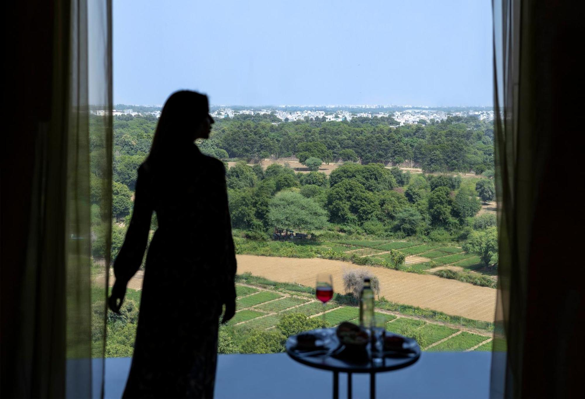 فندق وريزدنس ذا ليلا أمبيانس جوروجرام غورغاون المظهر الخارجي الصورة View from the hotel