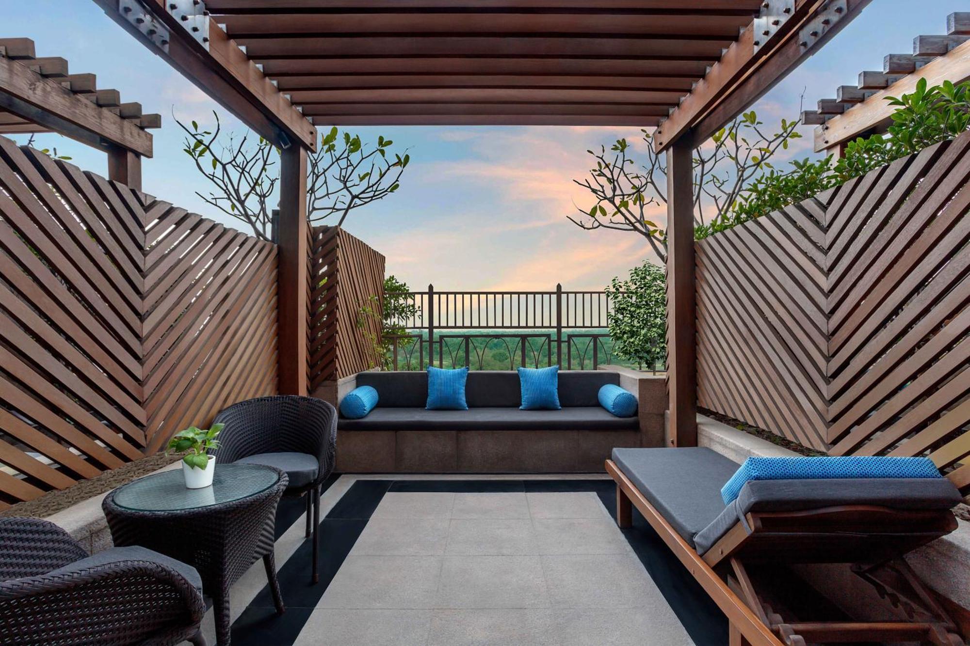 فندق وريزدنس ذا ليلا أمبيانس جوروجرام غورغاون المظهر الخارجي الصورة The Terrace at the hotel