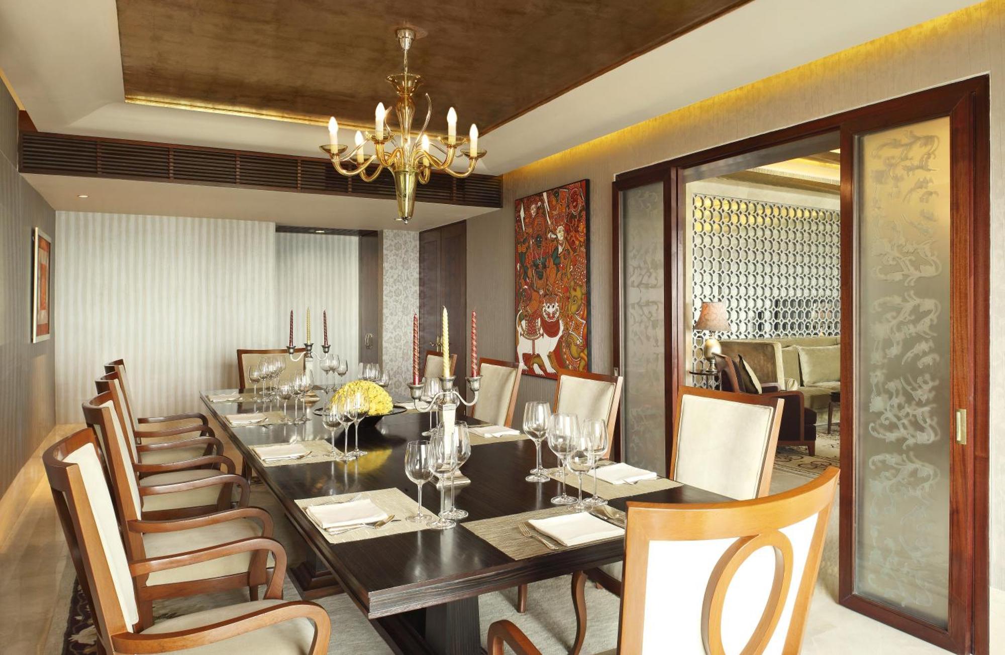فندق وريزدنس ذا ليلا أمبيانس جوروجرام غورغاون المظهر الخارجي الصورة A dining room