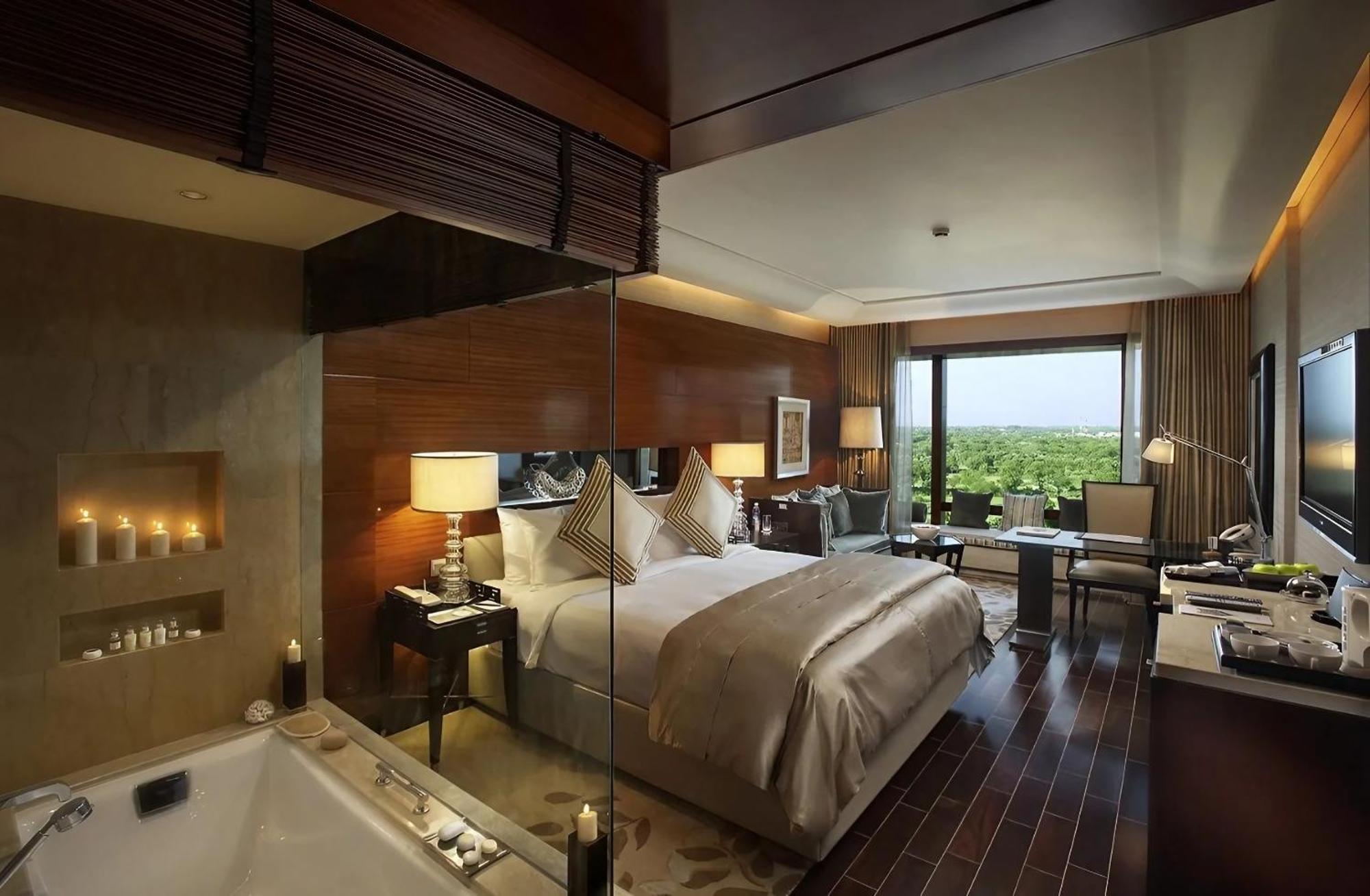 فندق وريزدنس ذا ليلا أمبيانس جوروجرام غورغاون المظهر الخارجي الصورة A suite at the Taj Bengal