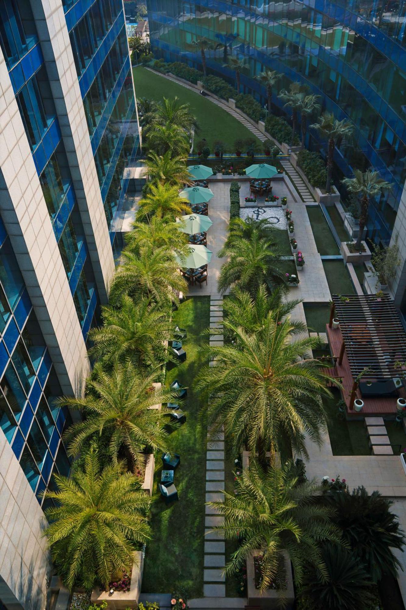 فندق وريزدنس ذا ليلا أمبيانس جوروجرام غورغاون المظهر الخارجي الصورة The courtyard of the hotel