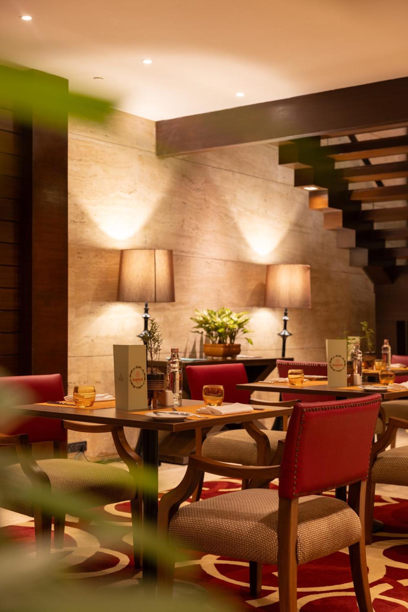 فندق وريزدنس ذا ليلا أمبيانس جوروجرام غورغاون المظهر الخارجي الصورة The interior of the restaurant