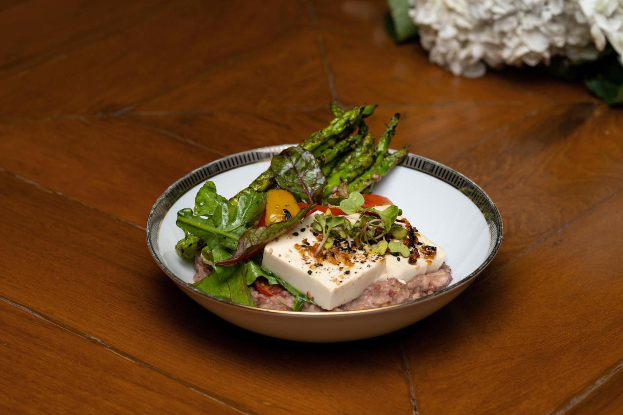 فندق وريزدنس ذا ليلا أمبيانس جوروجرام غورغاون المظهر الخارجي الصورة A salad with tofu